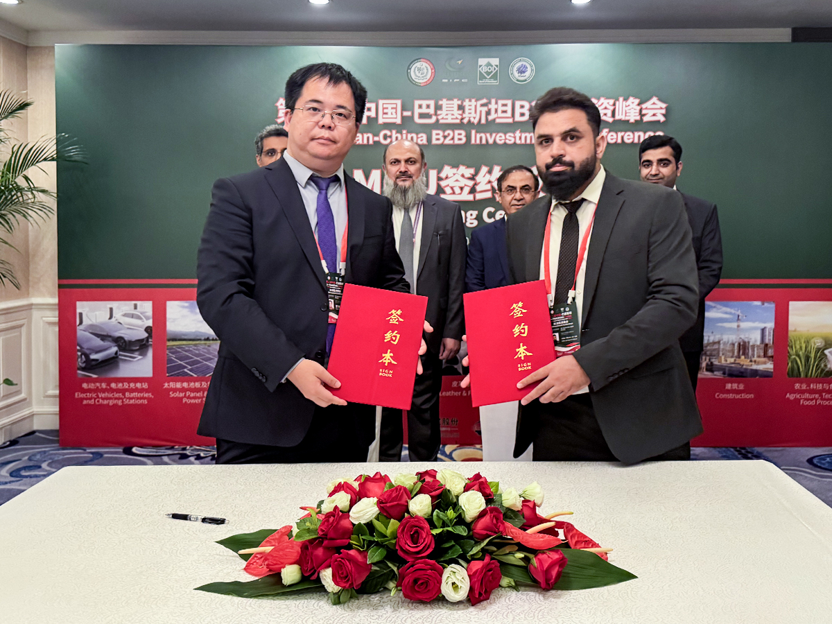 海杰亞“康博刀”首入巴基斯坦并完成裝機，巴總理見證“一帶一路”醫(yī)療合作成果